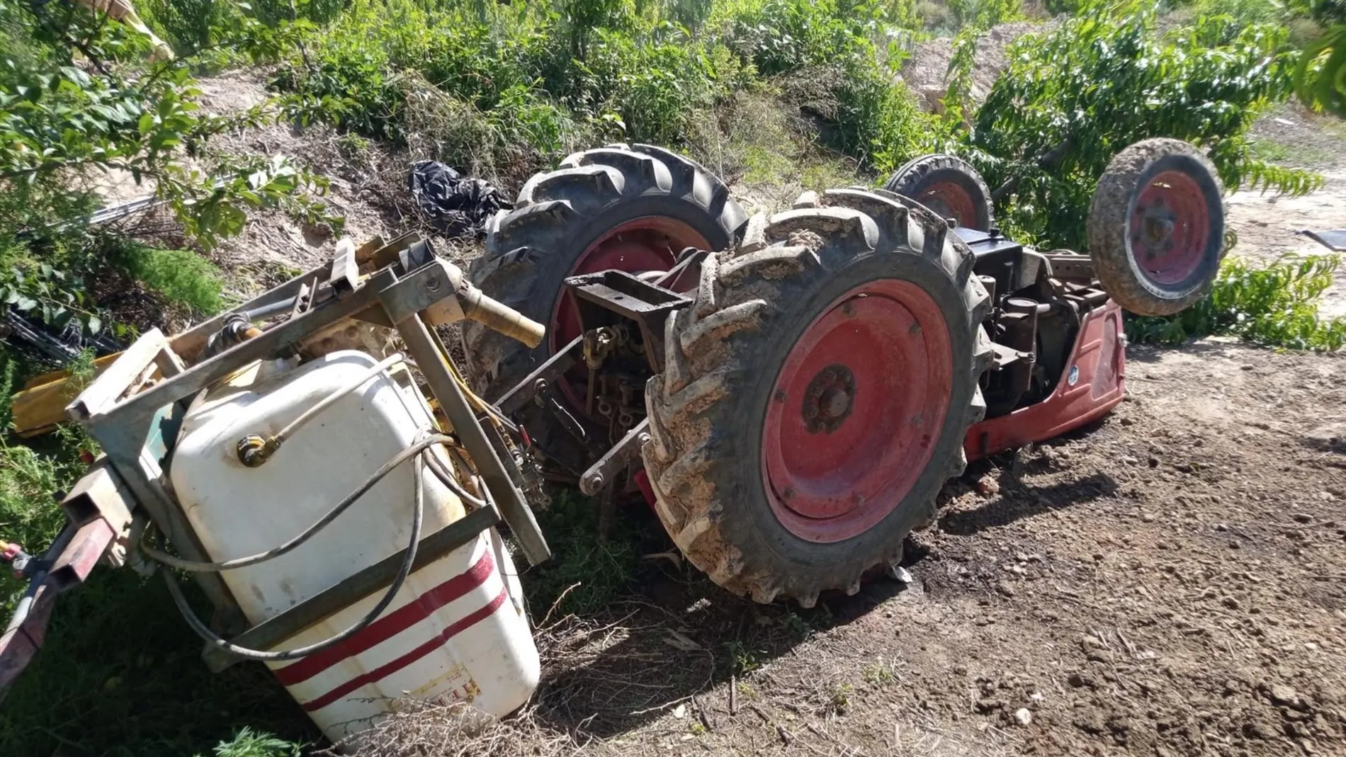 Fallece un tractorista en Cieza (Murcia) tras volcar y quedar atrapado bajo el vehículo agrícola