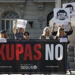 Manifestantes protestan ante el Congreso de los Diputados en Madrid en contra de la okupación y en apoyo a una ley antiokupa.