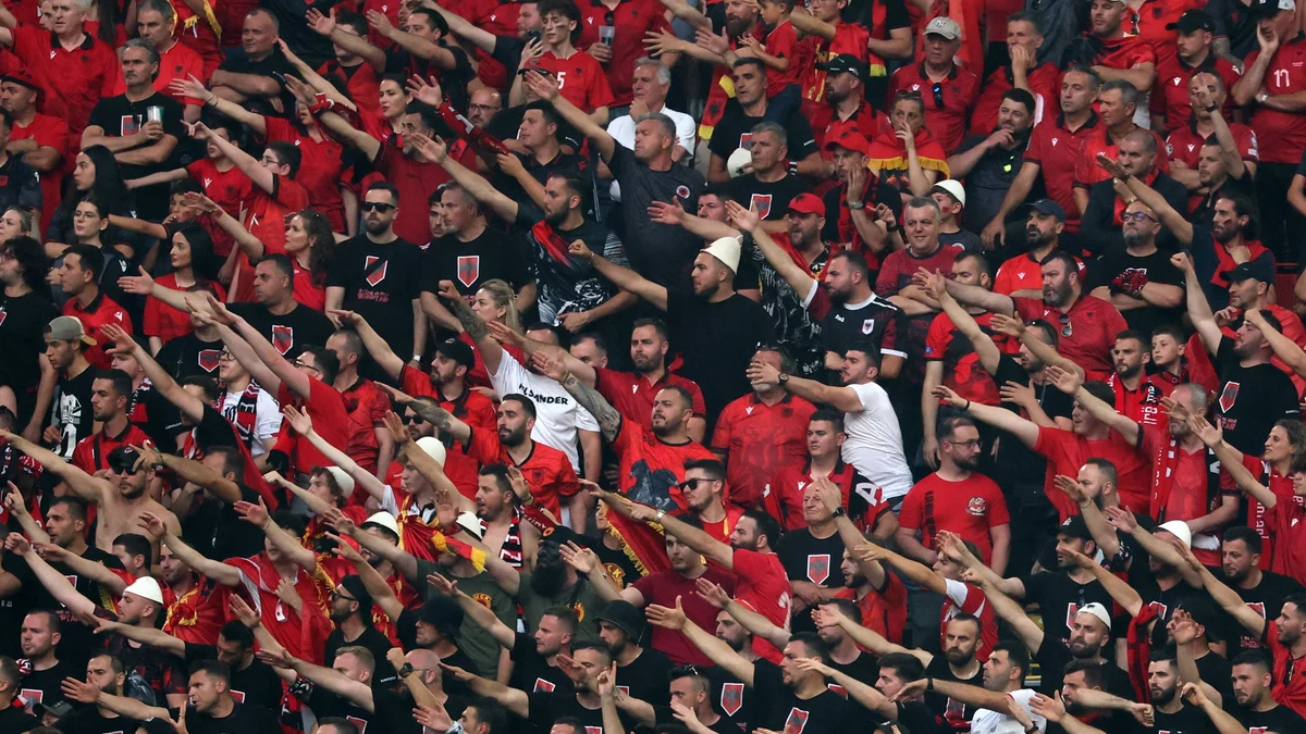 La afición de Albania pita el himno de España y Paco González no se calla: 