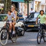 La modelo Doutzen Kroes con sus hijos Myllena y Phyllon Gorra, en bici por Ámsterdam