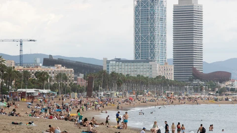 Celebraciones por la verbena de Sant Joan en las playas de Barcelona