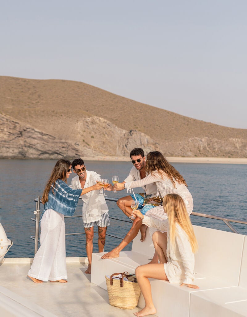 Un grupo de amigos disfruta de un viaje en barco por las playas vírgenes de Almería