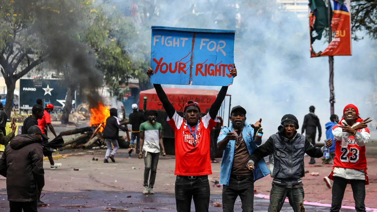 Asalto violento al Parlamento de Kenia con decenas de muertos, un incendio y la evacuación de diputados