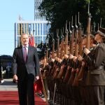 Rey Felipe.- El Rey, recibido por el presidente de Letonia junto a la primera ministra y dos ministros en el inicio de su visita