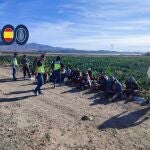 Algunos de los detenidos, junto a una explotación agrícola