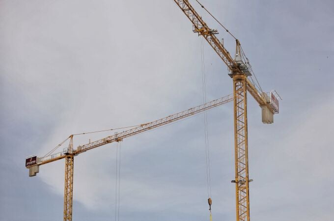 Imagen de archivo de grúas para la construcción de viviendas