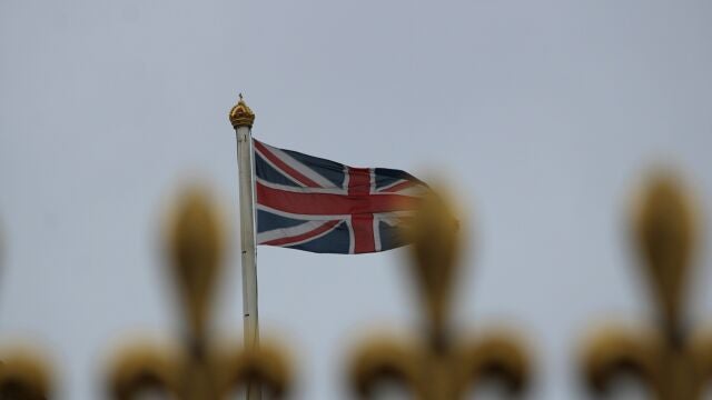 Bandera del Reino Unido ondea sobre un edificio