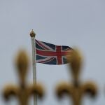 Bandera del Reino Unido ondea sobre un edificio