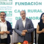 Presentación de los XXVII Premios Fundación Caja Rural de Zamora a cargo del director general de la entidad, Cipriano García; el director Ejecutivo de la Fundación, Narciso Prieto, y la técnico de Comunicación, Laura Huertos.