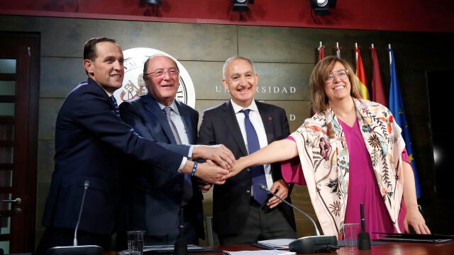 El rector de la Universidad de Valladolid (UVa), Antonio Largo, y el presidente de la Fundación Carlos Moro de Matarromera, Carlos Moro, firman los acuerdos para la creación de la Cátedra Vitivinícola Carlos Moro de Matarromera, en presencia de los presidentes de las diputaciones de Palencia, Ángeles Armisén, y Valladolid, Conrado Íscar.
