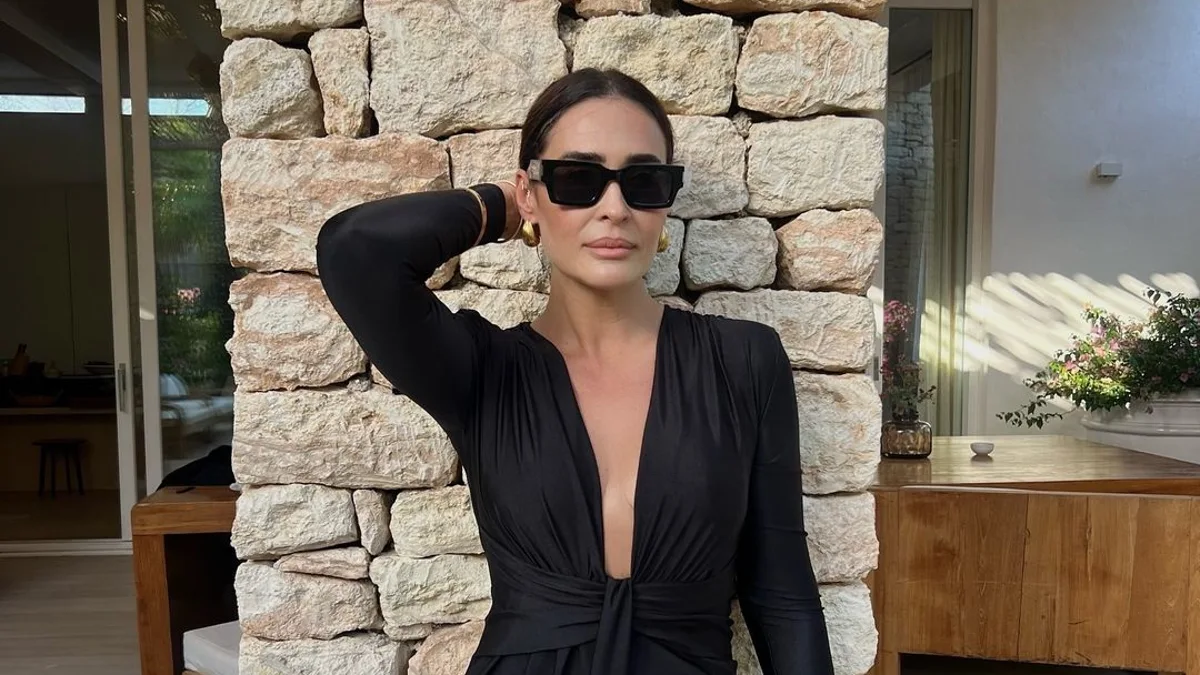 Vicky Martín Berrocal es la reina de la noche de Ibiza con el vestido negro más sexy de la firma de su hermana