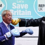 Reform UK Nigel Farage visits boxing gym with British heavyweight boxer Derek Chisora