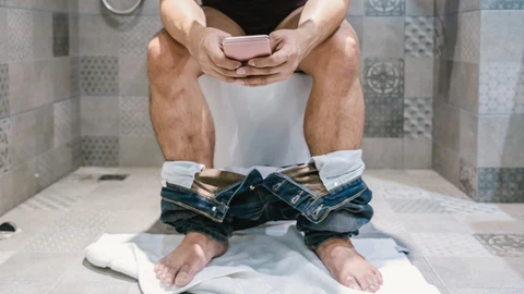 Este es el tiempo máximo que puedes estar con el móvil en el baño, según los expertos