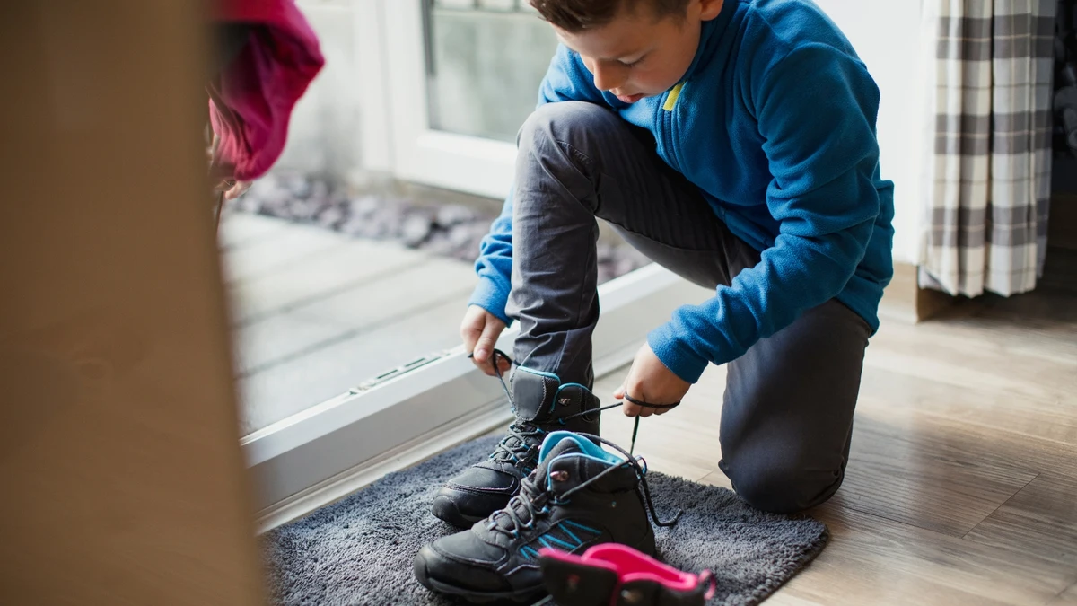 El curioso motivo detrás de quitarse los zapatos antes de entrar en casa: no es por higiene