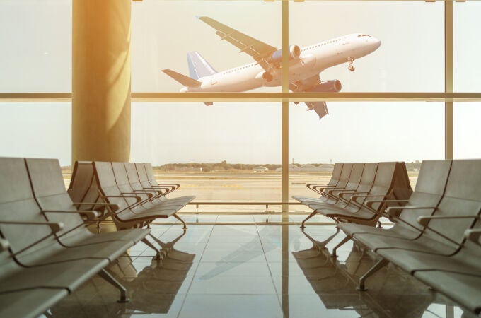 España cuenta con más de cuarenta aeropuertos, contando los que realizan vuelos nacionales e internacionales, y algunos de ellos son muy transcurridos como Madrid-Barajas, Barcelona-El Prat o Málaga-Costa del Sol