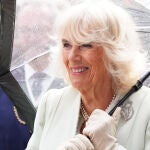 La reina Camilla aferrada a su paraguas 