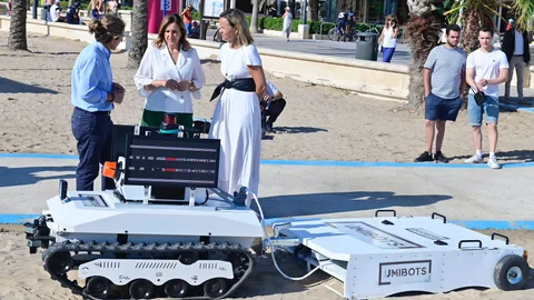 Valencia, pendiente de la prueba piloto de la "rumba" que barre las playas, para comprar varias unidades