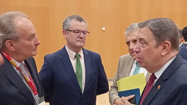Dueñas conversa con el ministro Planas junto a otros consejeros tras la Sectorial de Pamplona