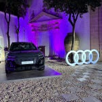 El Audi Q6 e-tron combina el característico estilo de los SUV de Audi con un diseño específico de e-tron
