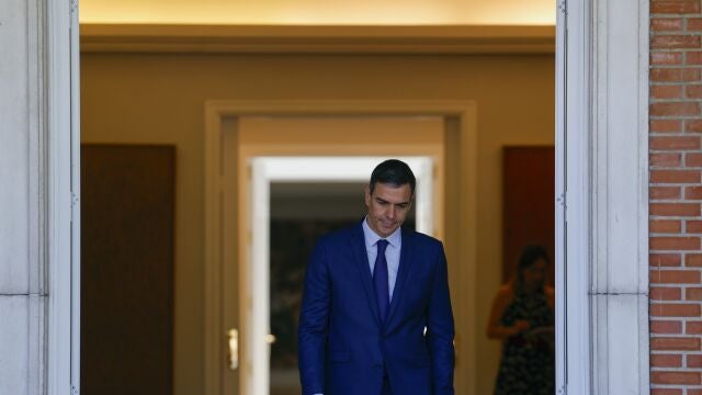 -El presidente del Gobierno, Pedro Sánchez (c), durante su reunión con el ex primer ministro de Portugal y presidente del Consejo Europeo, António Costa, este jueves en el Palacio de La Moncloa.