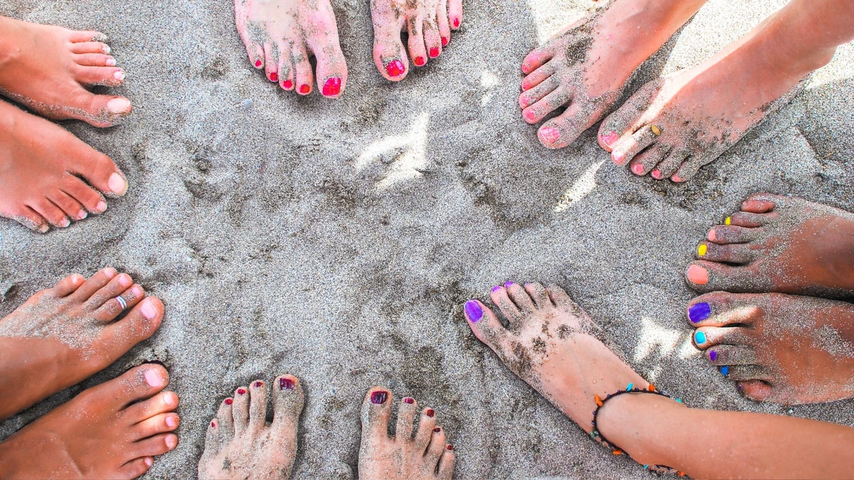 Descubre el remedio infalible para quitar la arena del cuerpo después de un día de playa