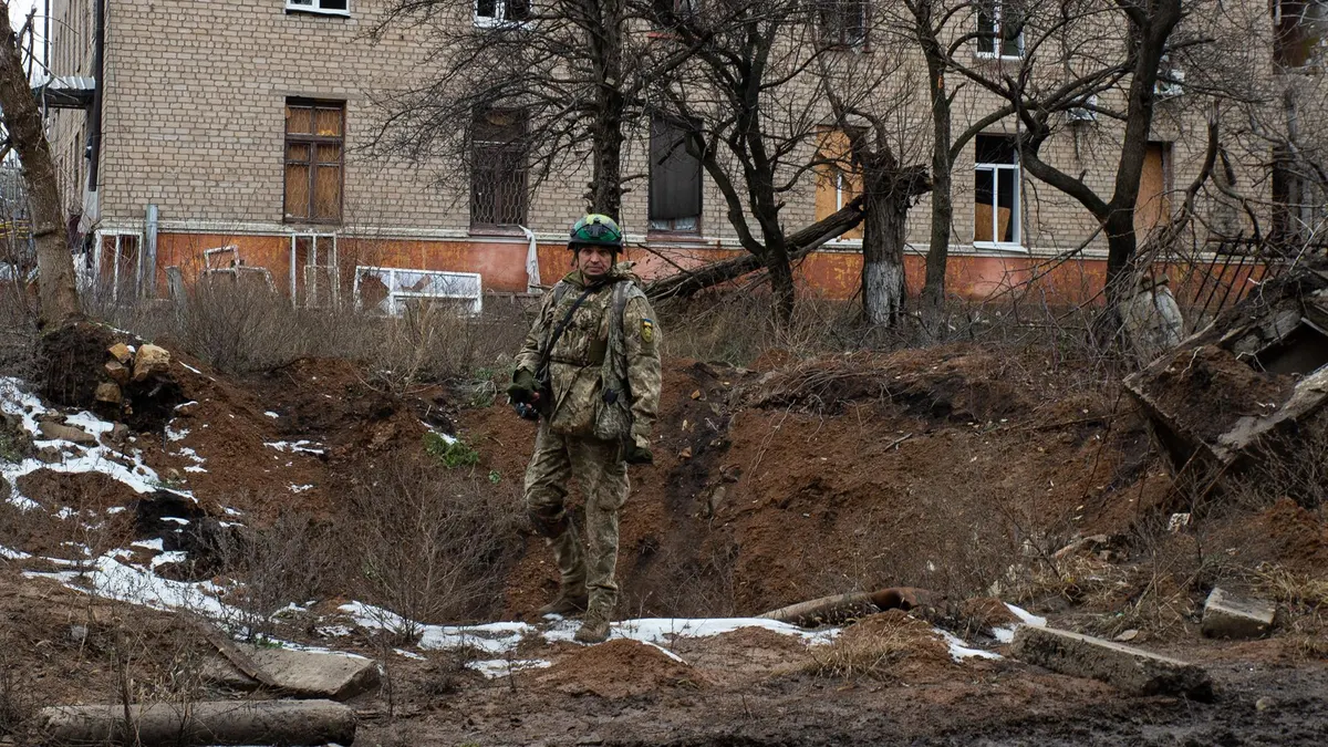 Ucrania retira parte de sus tropas de una de las ciudades más disputadas ante el empuje ruso