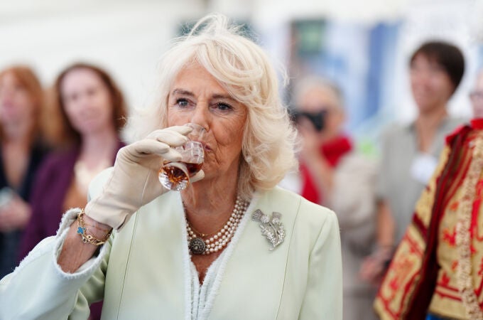 La reina Camilla tomando whisky en Edimburgo