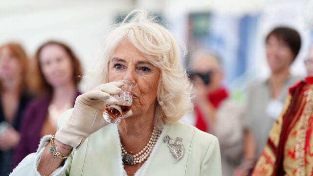 La reina Camilla tomando whisky en Edimburgo