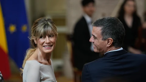 El presidente del Gobierno, Pedro Sánchez, junto a su mujer Begoña Gómez