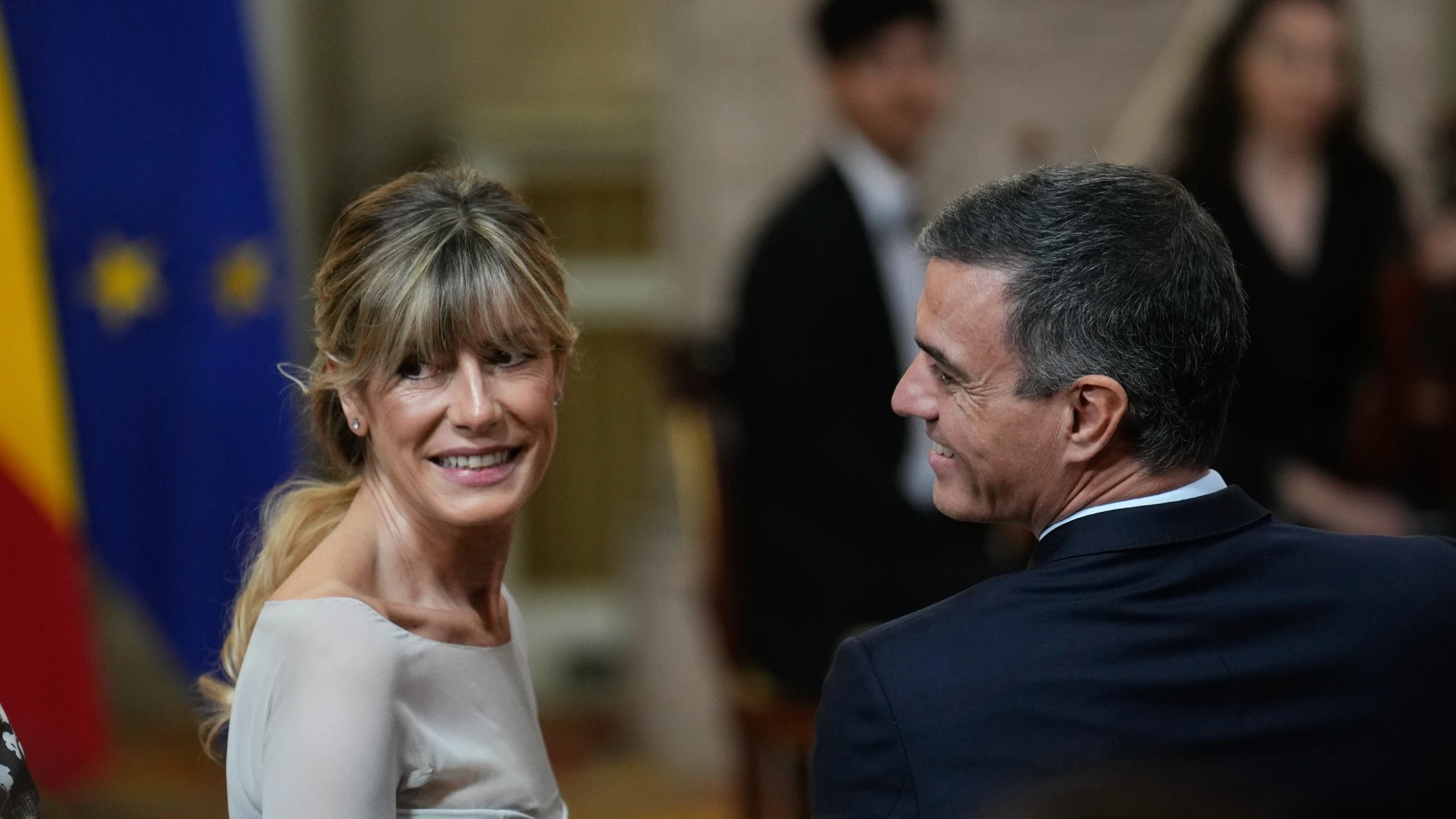 MADRID, 19/06/2024.- El presidente del Gobierno, Pedro Sánchez (d), junto a su mujer Begoña Gómez (i) a su llegada a la ceremonia de entrega de las condecoraciones al mérito civil en el Palacio Real en Madrid donde se conmemora el décimo aniversario del reinado de Felipe VI, este miércoles. El rey Felipe VI, junto a la reina Letizia y sus hijas, conmemora el décimo aniversario de su reinado con el relevo solemne de la Guardia Real, la imposición de condecoraciones a ciudadanos desconocidos y un almuerzo institucional, todo ello en el Palacio Real de Madrid, donde el broche a la jornada va a ser un concierto a cargo de la banda de música de la Guardia Real y del violinista Ara Malikian. EFE/Borja Sánchez-Trillo