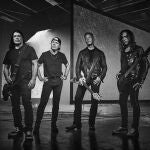 Fotografía cedida por Ross Halfin que muestra al bajista del grupo Metallica Robert Trujillo (i) junto a sus compañeros de banda durante una sesión fotográfica. 