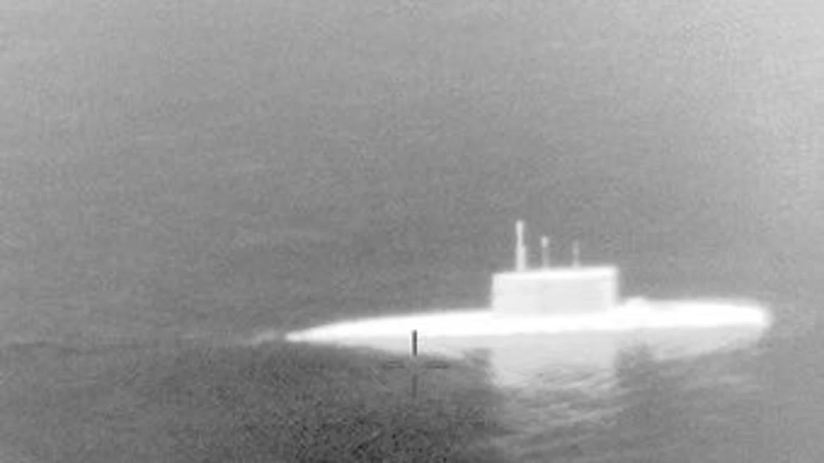 Un avión de patrulla marítima P-3C Orion, como los que dejaron de prestar servicio en España, detecta un submarino ruso de la clase Kilo