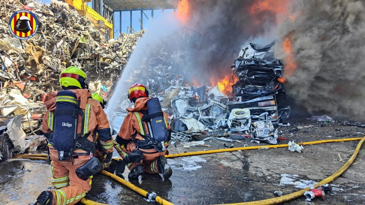 Espectacular incendio en una chatarrería en Silla (Valencia) tras arder un camión con material inflamable