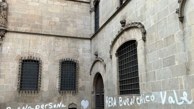 La pintada que ha aparecido este jueves en la fachada gótica del Ayuntamiento de Barcelona.