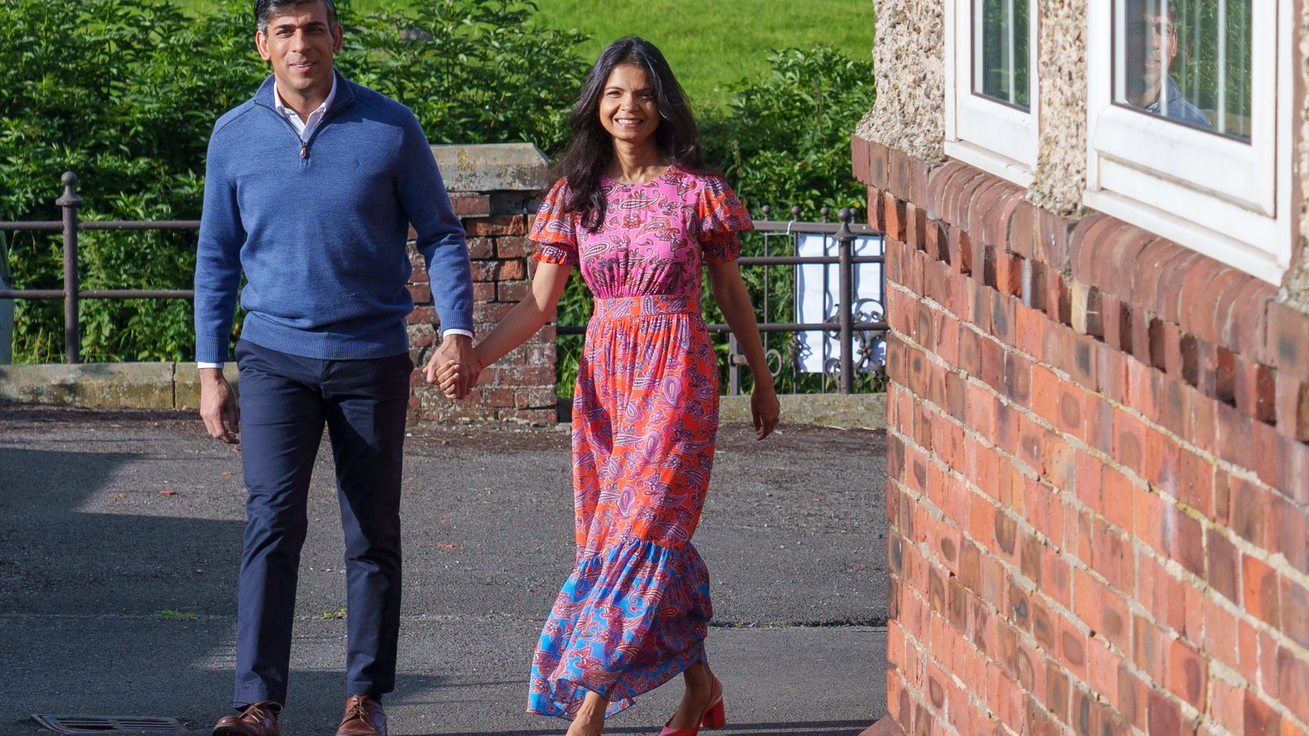 Kirby Sigston (United Kingdom), 04/07/2024.- Britain's Prime Minister Rishi Sunak (L) and his wife Akshata Murty arrive to vote at a polling station during the British General Election in Kirby Sigston, Northallerton, Britain, 04 July 2024. Britons are heading to the polls to elect new members of Parliament following the call by Britain's Prime Minister Sunak for a snap election. (Elecciones, Reino Unido) EFE/EPA/DOMINIC LIPINSKI