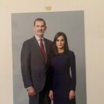 Foto firmada de Sus Majestades los Reyes Felipe VI y Letizia Ortiz como agradecimiento a Cinthia