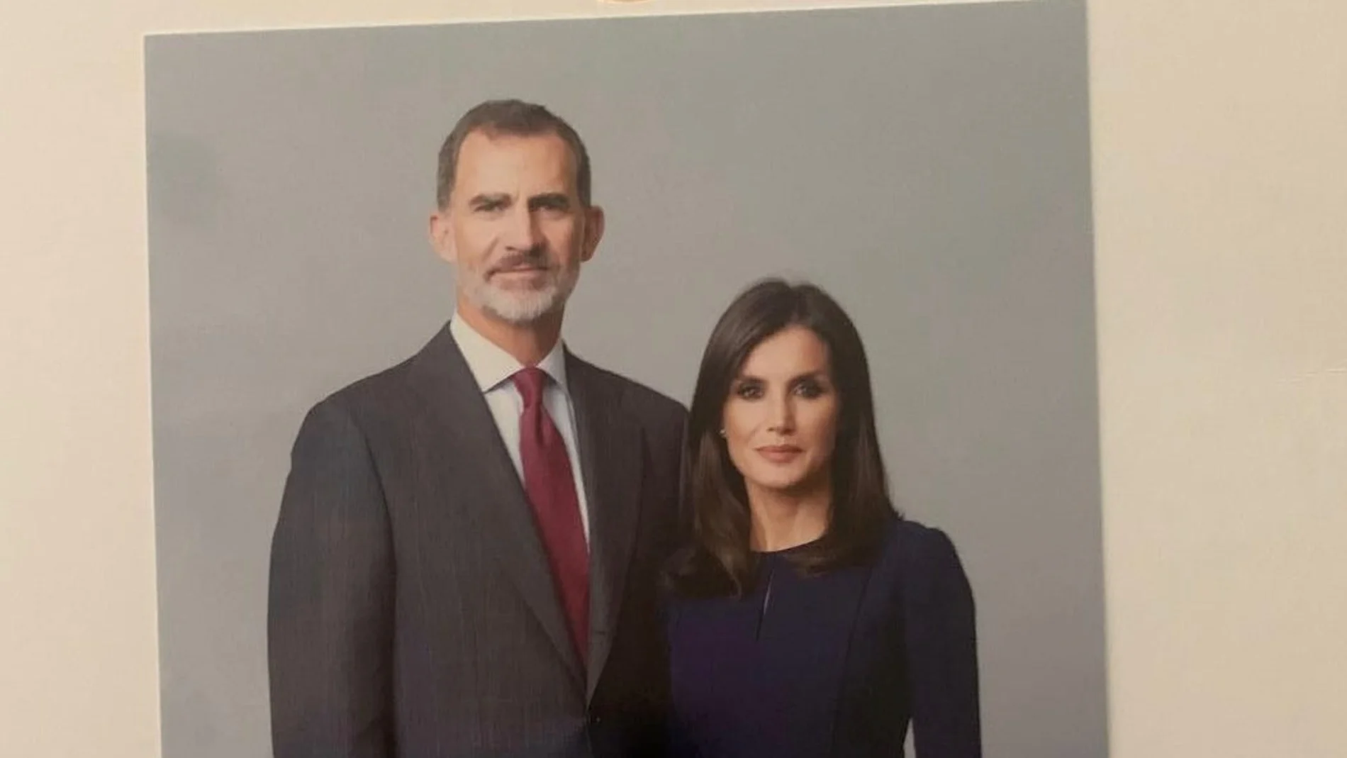 Foto firmada de Sus Majestades los Reyes Felipe VI y Letizia Ortiz como agradecimiento a Cinthia