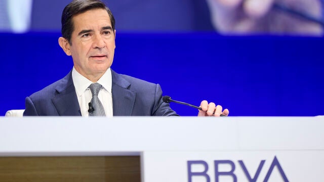 Torres (BBVA) defiende ante los accionistas la "gran oportunidad" que supone la OPA sobre Sabadell