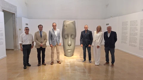 Los responsables del Espai Carmen Thyssen y la exposición, ayer, ante una obra de Jaume Plensa