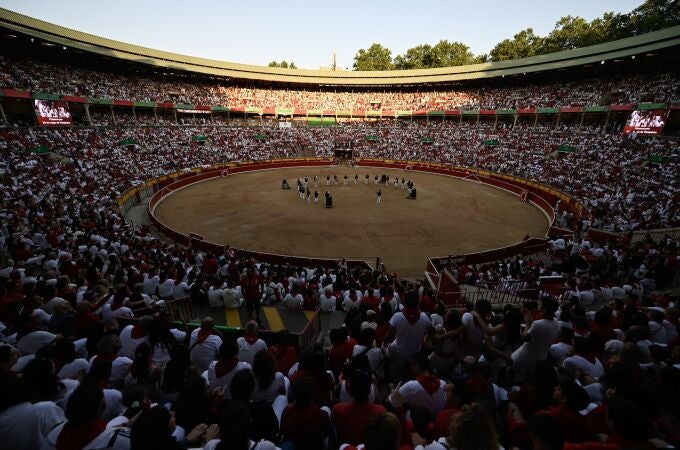 -FOTODELDIA- PAMPLONA, 10/07/2023.- Ambiente en la plaza de toros de Pamplona previo al cuarto encierro de los sanfermines 2023, protagonizado este lunes por la ganadería de Fuente Ymbro. EFE/Eloy Alonso