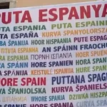 Aparece un cartel con el lema de "Puta Espanya" en múltiples idiomas en el pueblo de Puigdemont