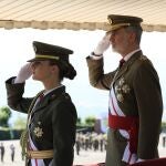 El Rey Felipe VI y la Princesa Leonor durante el acto de entrega de los Reales Despachos a los nuevos sargentos, en la Academia General Básica de Suboficiales del Ejército de Tierra, a 5 de julio de 2024, en Talarn, Lleida, Catalunya (España).