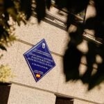 Una placa recuerda desde hoy a tres víctimas de ETA asesinadas en 1994 en la plaza de Ramales de Madrid