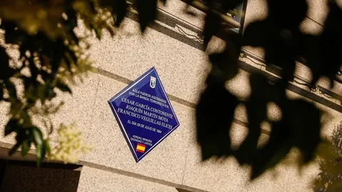 Una placa recuerda desde hoy a tres víctimas de ETA asesinadas en 1994 en la plaza de Ramales de Madrid