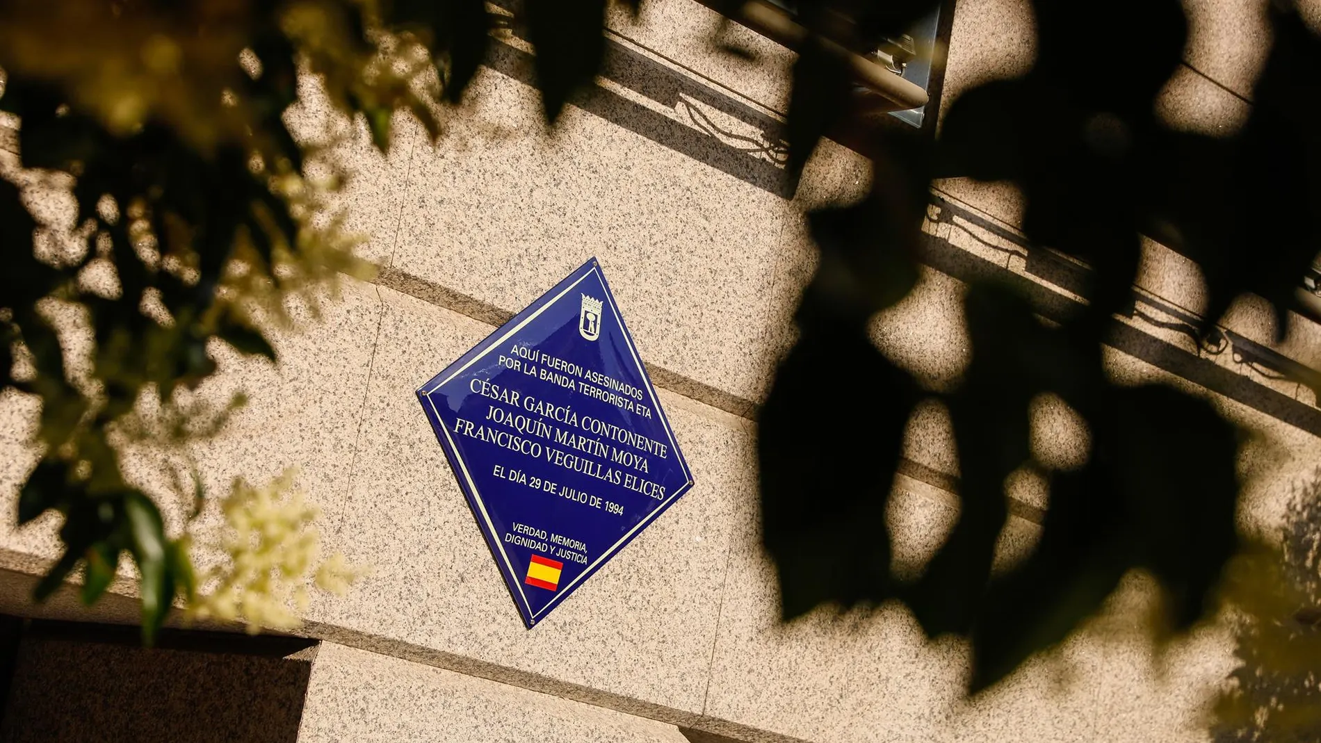 Una placa recuerda desde hoy a tres víctimas de ETA asesinadas en 1994 en la plaza de Ramales de Madrid