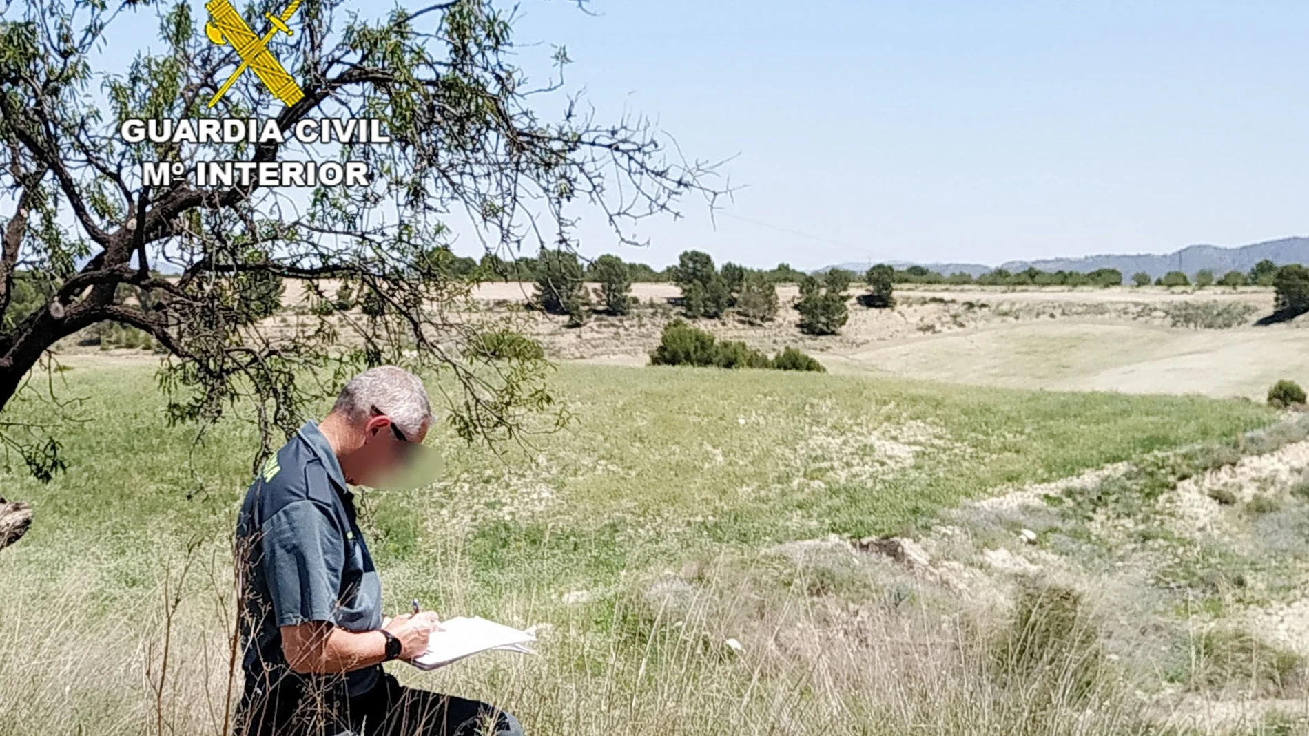 Un agente de la Guardia Civil inspecciona una infraestructura durante la operación