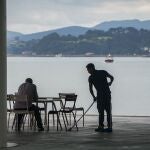 Un camarero trabaja en una terraza de Santander.