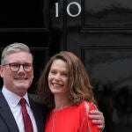 Keir Starmer y su mujer, Victoria, a la puerta de Downing Street