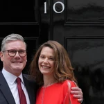 Keir Starmer y su mujer, Victoria, a la puerta de Downing Street