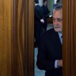 El ex presidente de la Junta José Antonio Griñán abriendo la puerta de la sala de vistas de la Audiencia de Sevilla